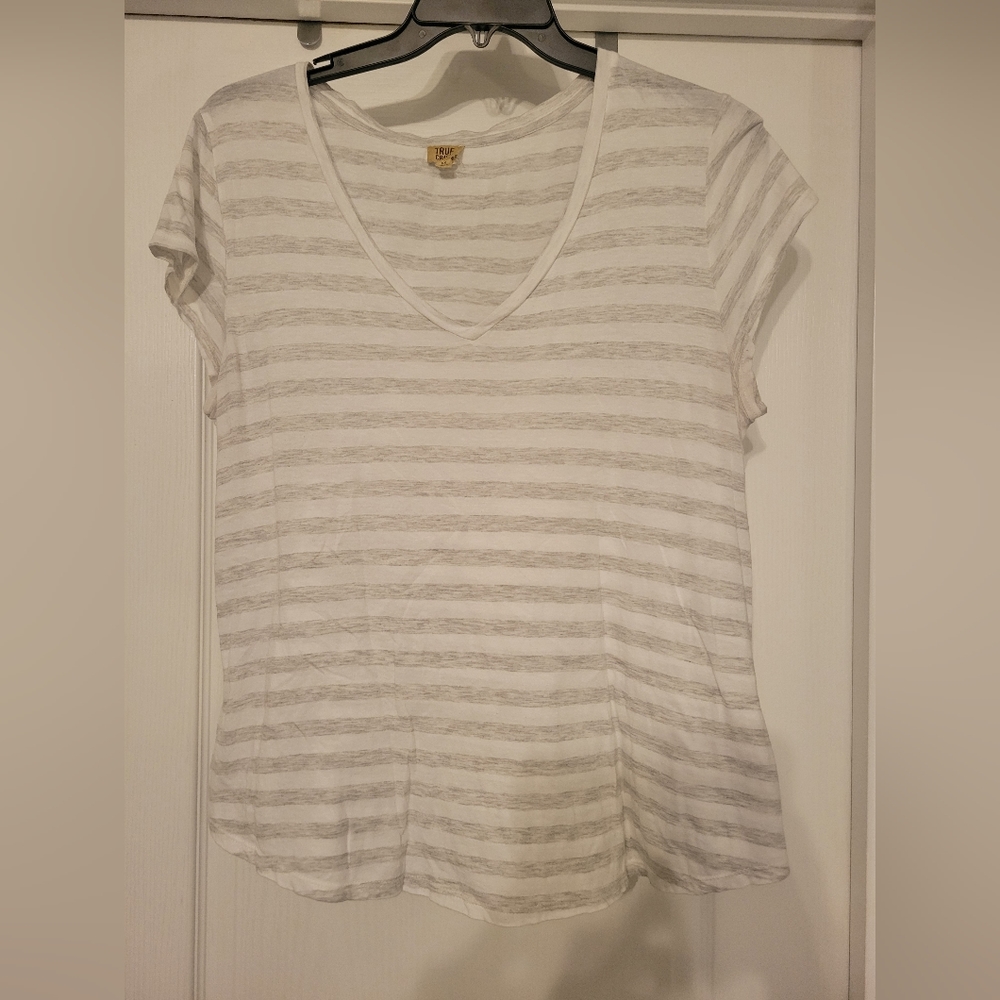 True Craft 2x white and gray vneck top